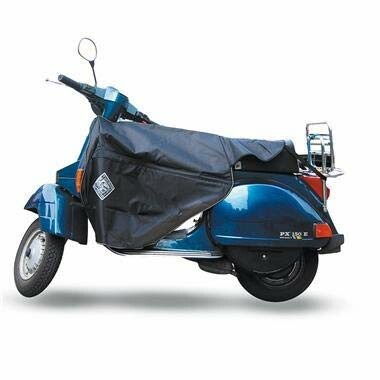 Scooter azul cubierta con una funda protectora