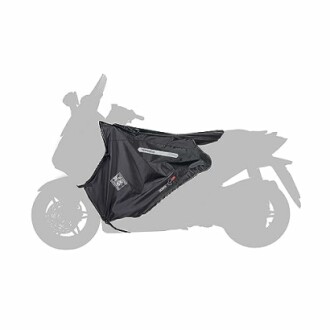 Cubierta negra para moto con diseño impermeable.