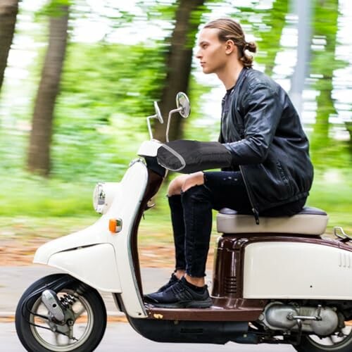 Hombre joven conduciendo una scooter por el parque